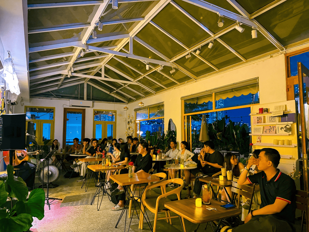 Tọa lạc trên sân thượng của toà nhà cao, Nắng Rooftop Coffee là nơi thích hợp để ngắm hoàng hôn hoặc thành phố lên đèn về đêm (Nguồn: Nắng Rooftop Coffee Quận 7)